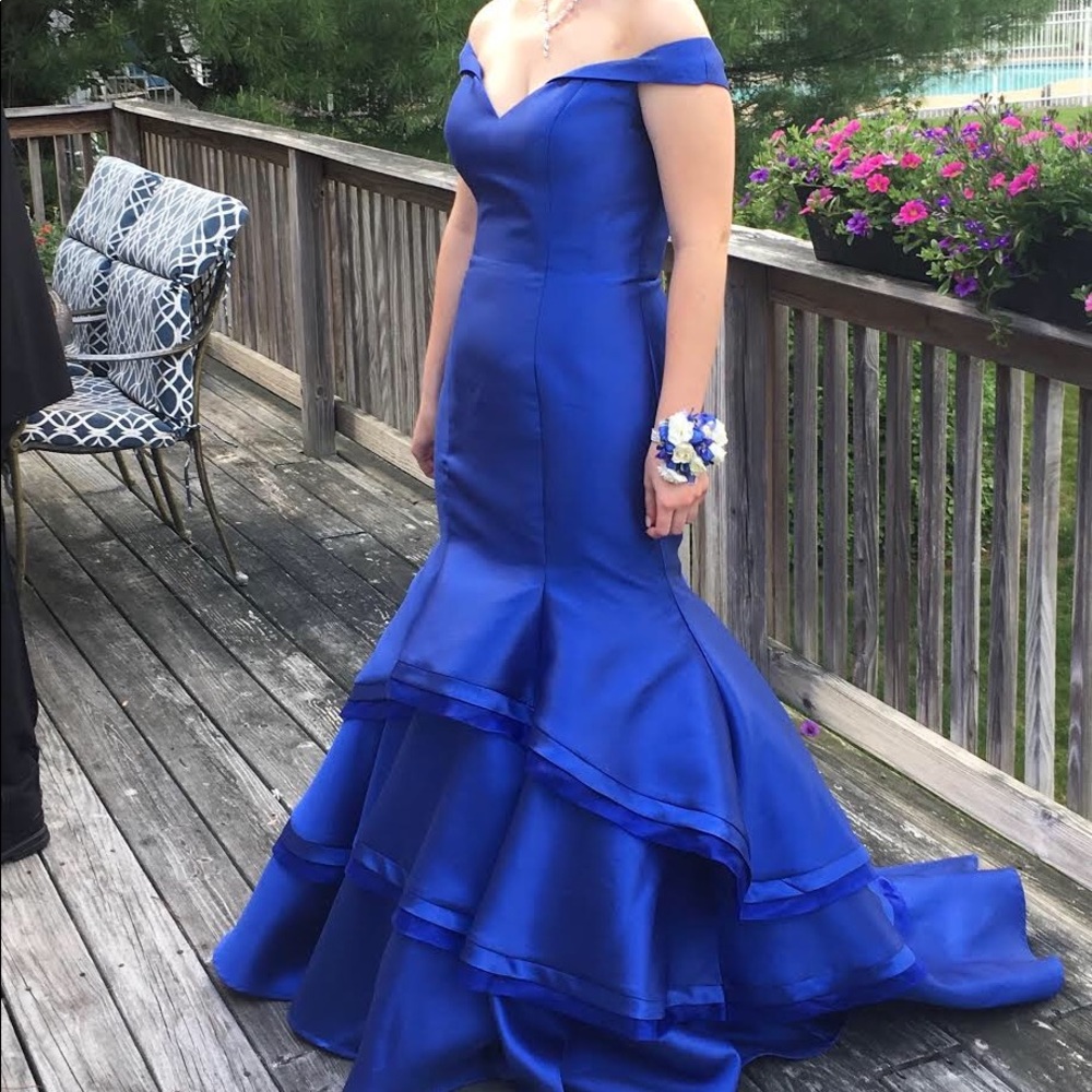 Red-carpet-worthy PROM DRESS!